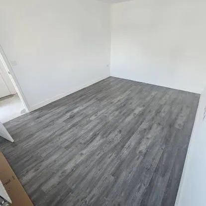 Grey oak-effect planks fitted in a bedroom