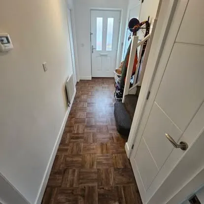 Wood-block effect floor fitted in a hallway